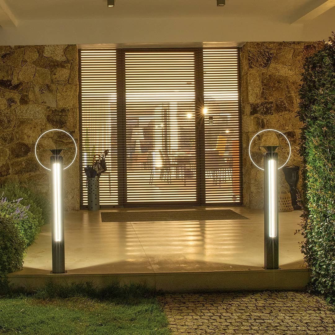 EVIEKO solar bollard lights 1 m at a house entrance at night